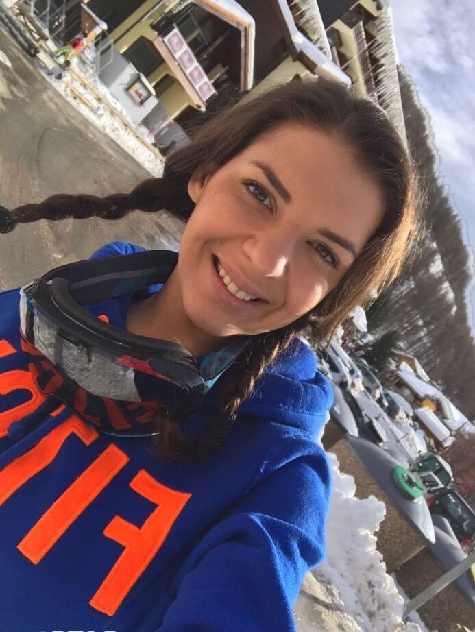 12P A adolescente russa Alina Henessy tira selfies nuas e não nuas durante o dia