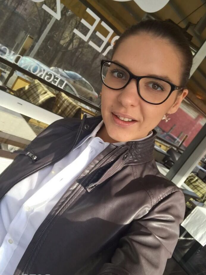 12P A adolescente russa Alina Henessy tira selfies nuas e não nuas durante o dia