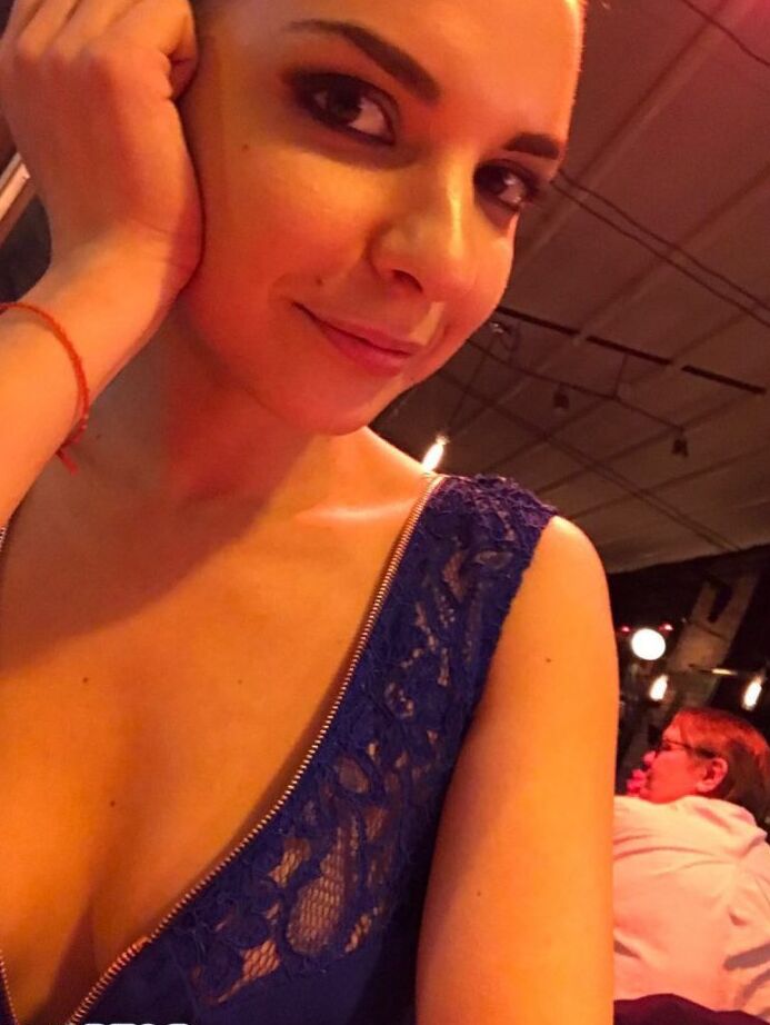 12P A adolescente russa Alina Henessy tira selfies nuas e não nuas durante o dia