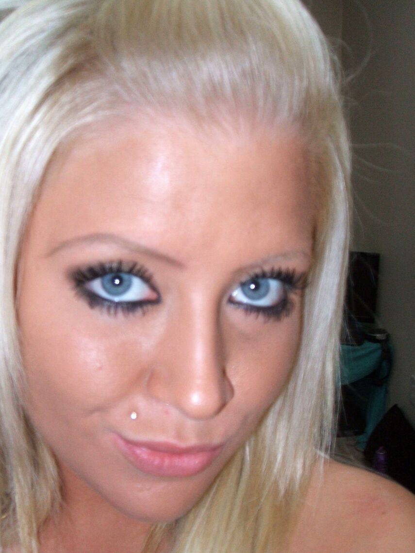 Os olhos azuis de 12P Monroe são incrivelmente hipnotizantes