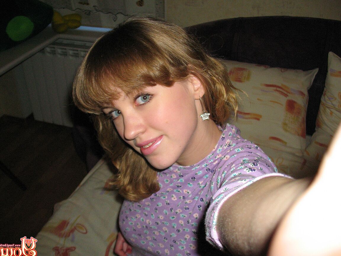 21P Natasha, petite amie amateur, exhibe ses jolis seins naturels et son gros cul dans sa chambre