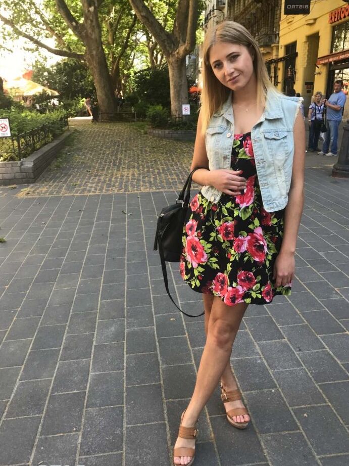 12P La joven amateur Sylvia adora tomarse selfies con un atractivo cuerpo desnudo