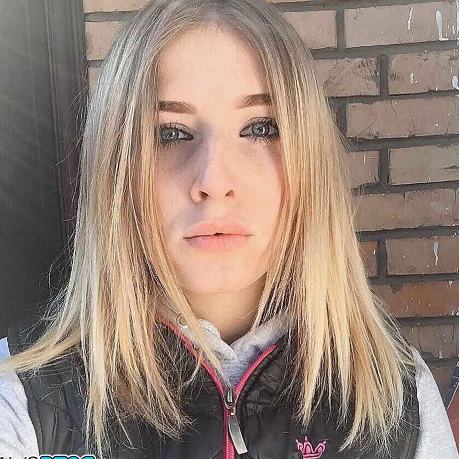 12P La joven amateur Sylvia adora tomarse selfies con un atractivo cuerpo desnudo