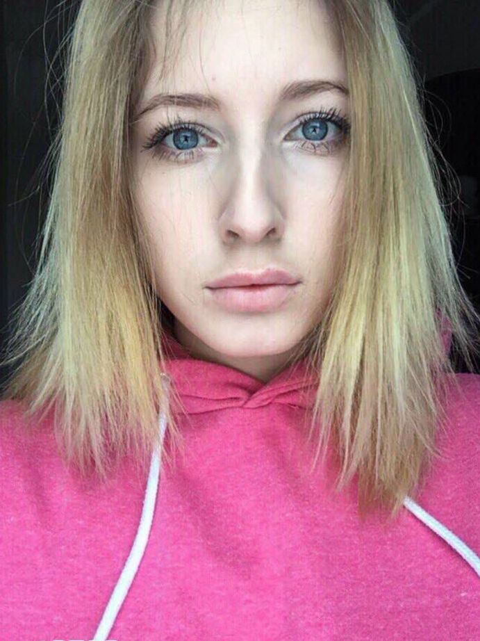 12P La joven amateur Sylvia adora tomarse selfies con un atractivo cuerpo desnudo