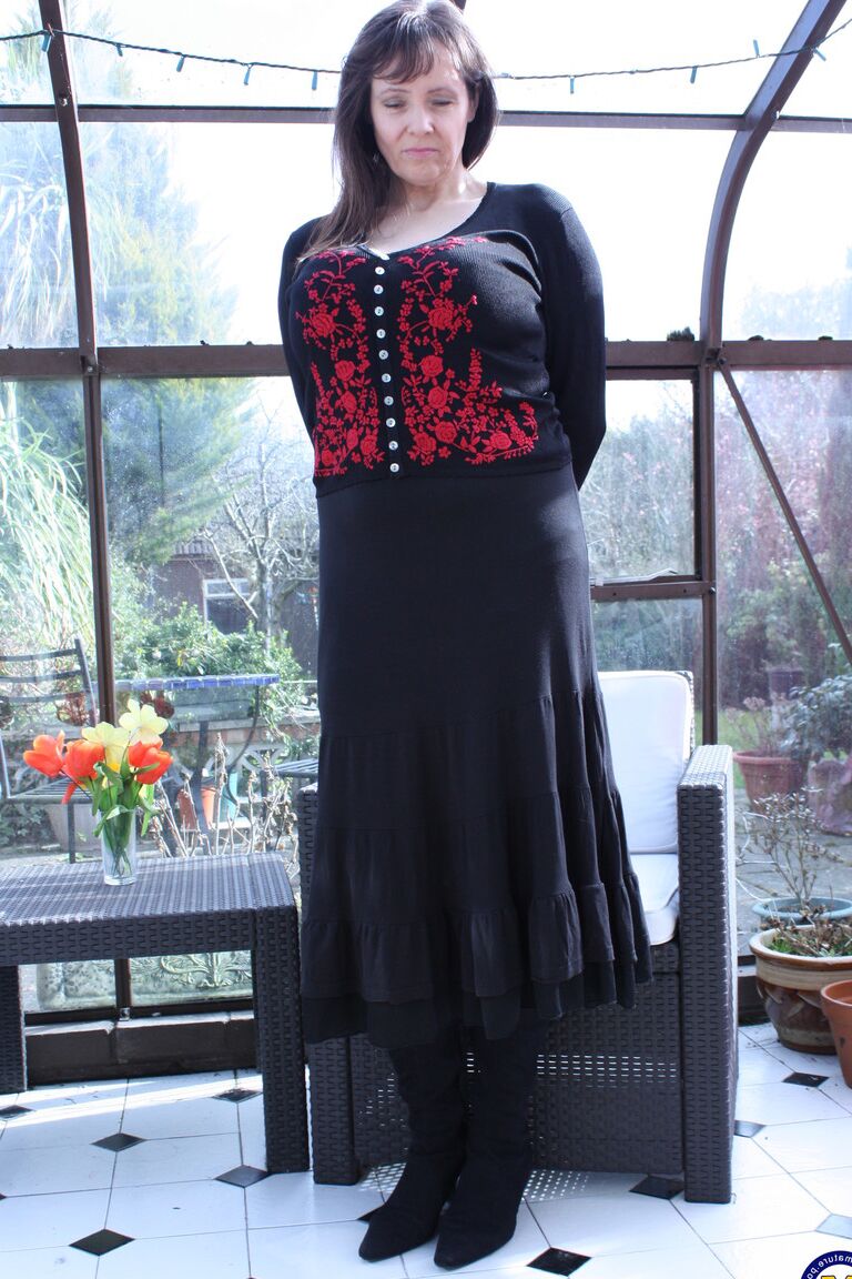21P Chubby lady Tigger strips to her boots & unleashes her big natural knockers