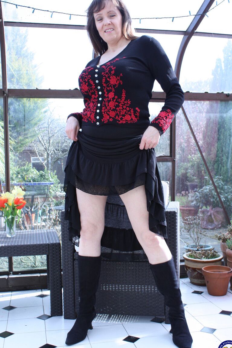 21P Chubby lady Tigger strips to her boots & unleashes her big natural knockers
