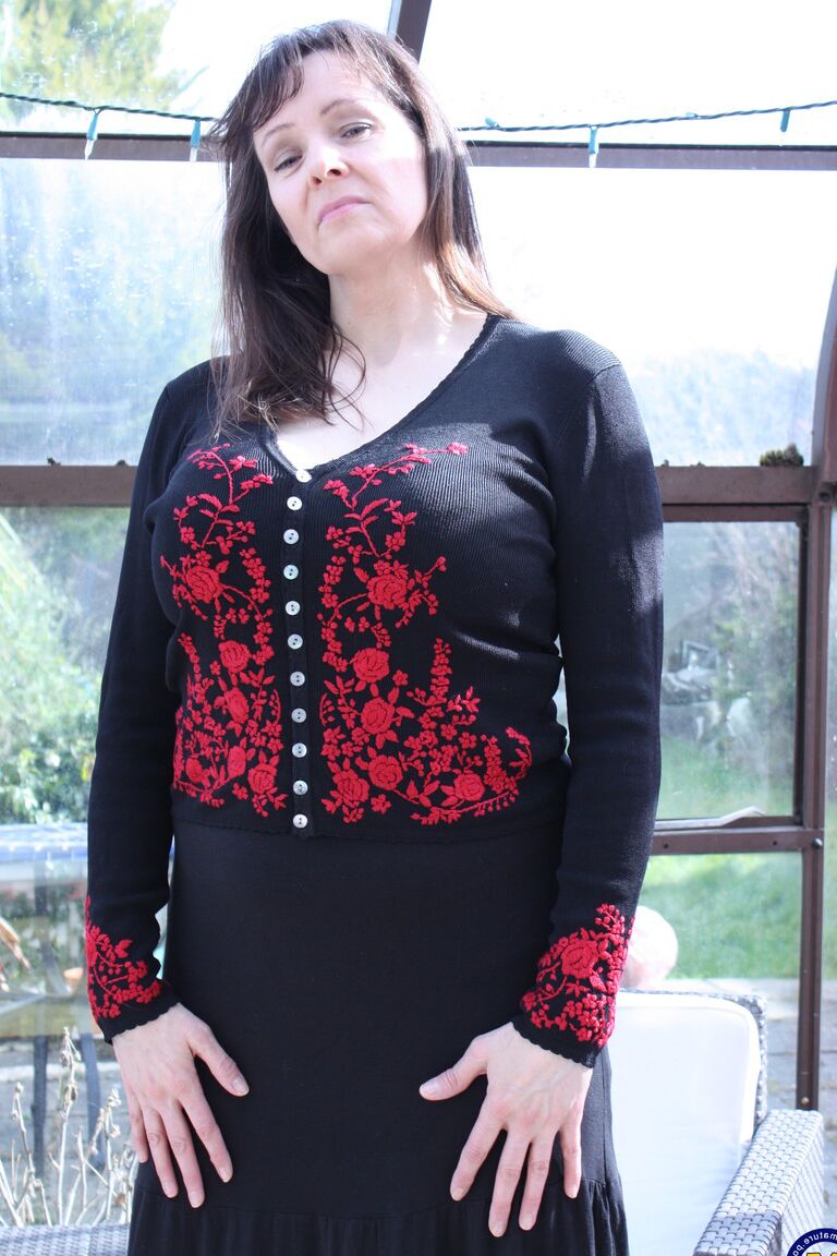 21P Chubby lady Tigger strips to her boots & unleashes her big natural knockers