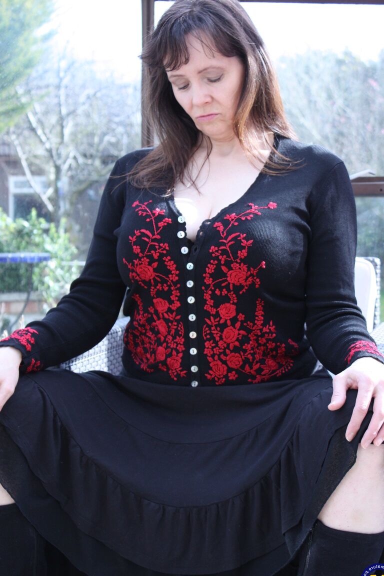 21P Chubby lady Tigger strips to her boots & unleashes her big natural knockers