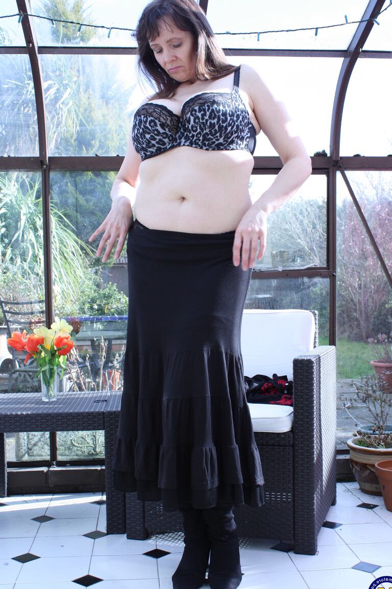 21P Chubby lady Tigger strips to her boots & unleashes her big natural knockers