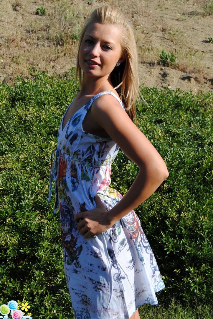 12P A adolescente loira Codie Sweets expõe seus peitos e bunda no quintal