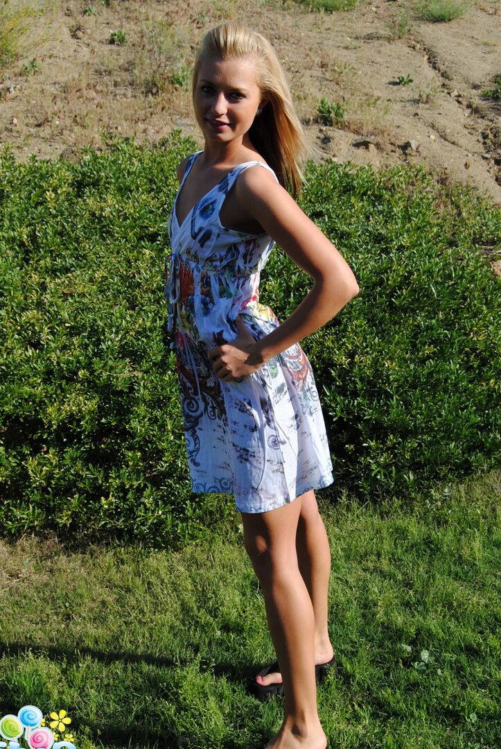 12P A adolescente loira Codie Sweets expõe seus peitos e bunda no quintal