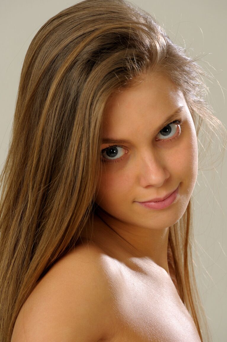 21P A linda adolescente Kristel A tira a camisa para mostrar seus peitos minúsculos