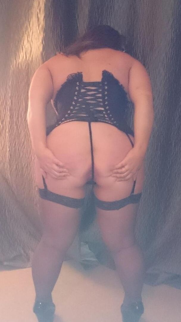 16P La gordita amateur Mollie Foxxx y sus amantes lesbianas muestran sus tetas y su culo