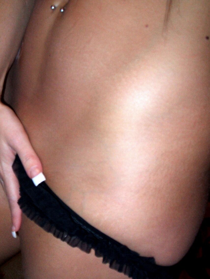 12P Monroe mostra seu incrível corpo nu e apertado