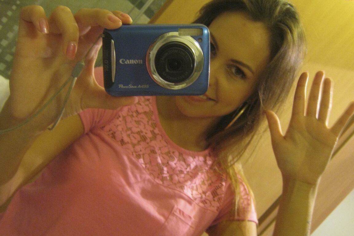 21P La joven amateur Jenny 9 mueve sus pezones y se graba en el espejo