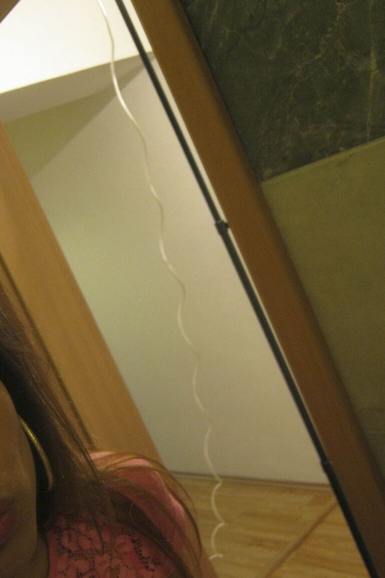 21P La joven amateur Jenny 9 mueve sus pezones y se graba en el espejo