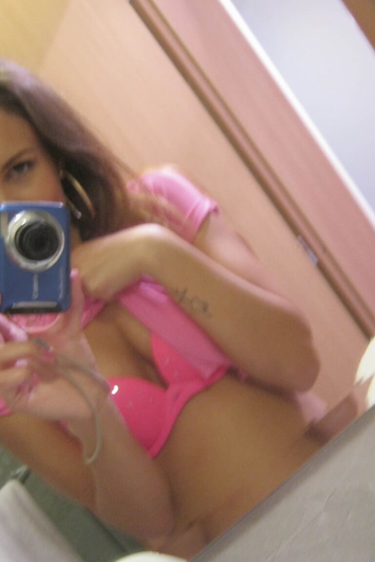 21P La joven amateur Jenny 9 mueve sus pezones y se graba en el espejo