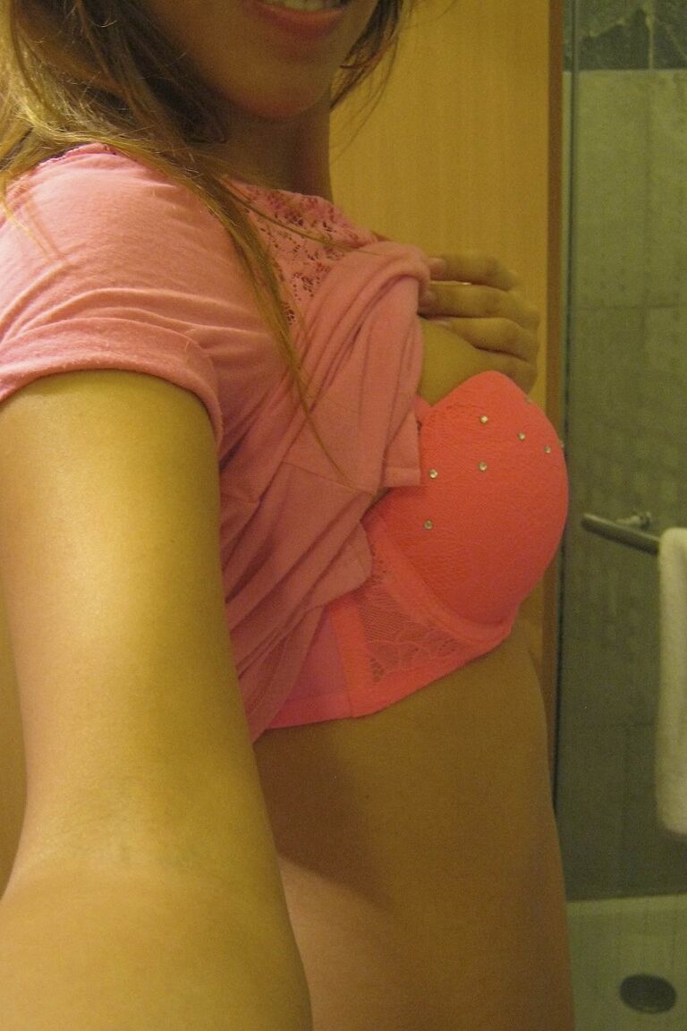 21P La joven amateur Jenny 9 mueve sus pezones y se graba en el espejo