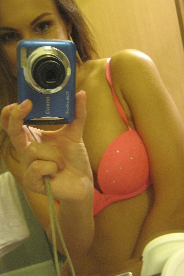 21P La joven amateur Jenny 9 mueve sus pezones y se graba en el espejo
