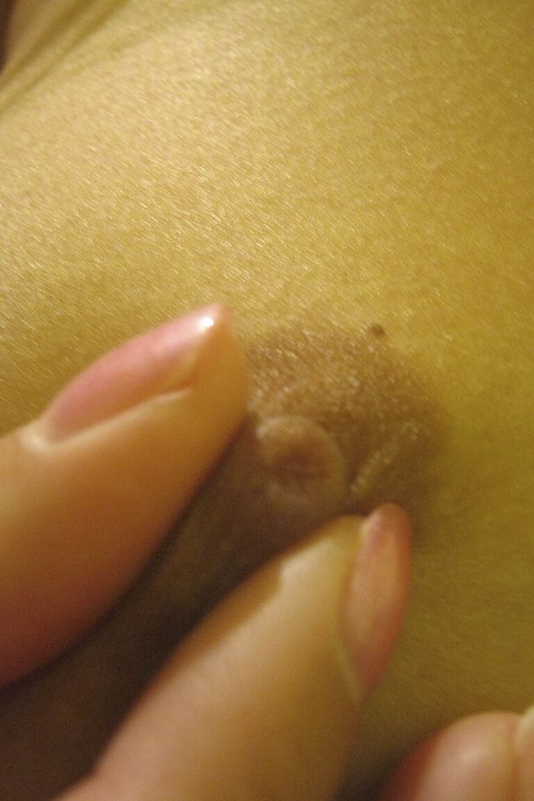 21P La joven amateur Jenny 9 mueve sus pezones y se graba en el espejo