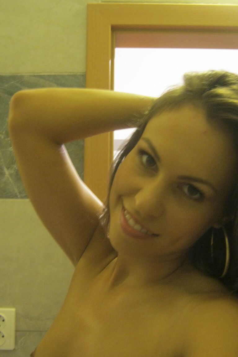 21P La joven amateur Jenny 9 mueve sus pezones y se graba en el espejo