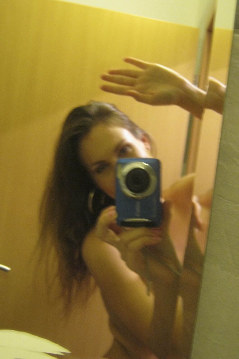 21P La joven amateur Jenny 9 mueve sus pezones y se graba en el espejo