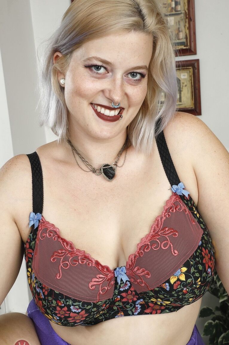21P Gordinha amadora Nyx Night descobre suas tetas
