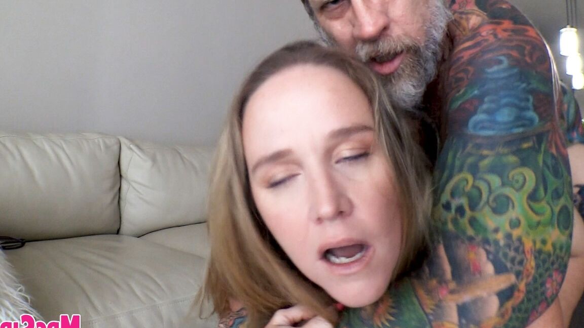 21P Esposa madura e grossa Dee Siren tendo sua buceta gorda demolida por um cara tatuado
