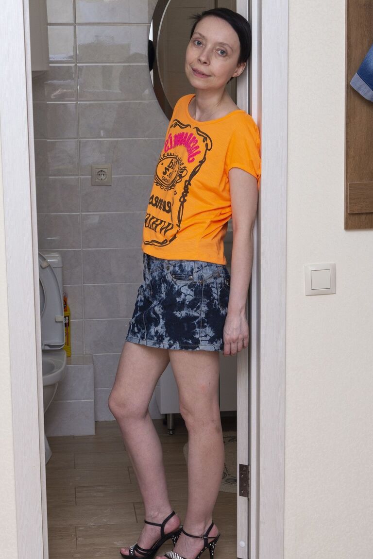 21P Zierliche reife Frau Trixie zieht sich aus