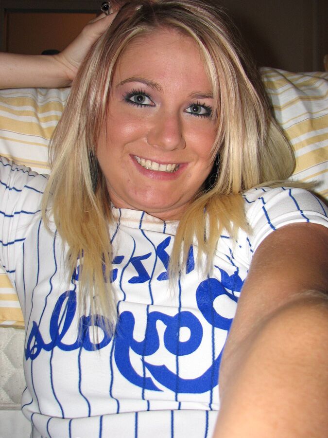 12P La rubia fanática del béisbol Austin se toma selfies de sus turgentes tetas y sus perfectas