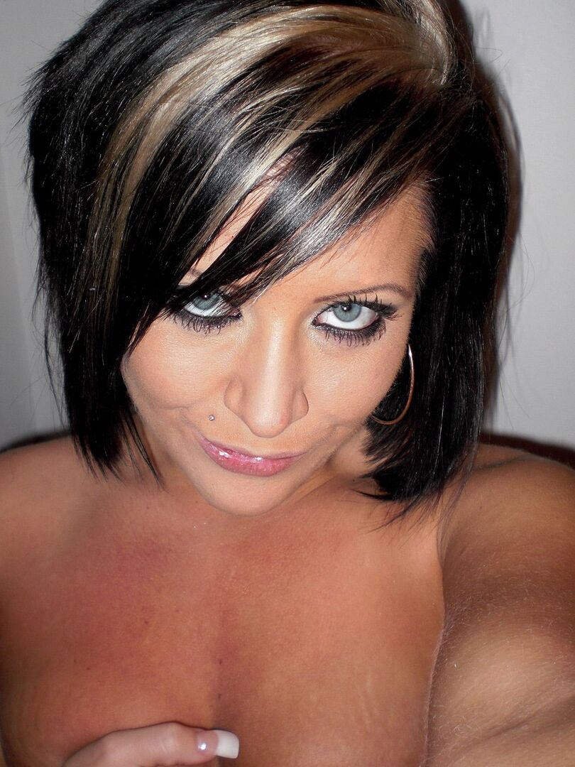 12P Adolescente com olhos incríveis tira fotos de si mesma se despindo