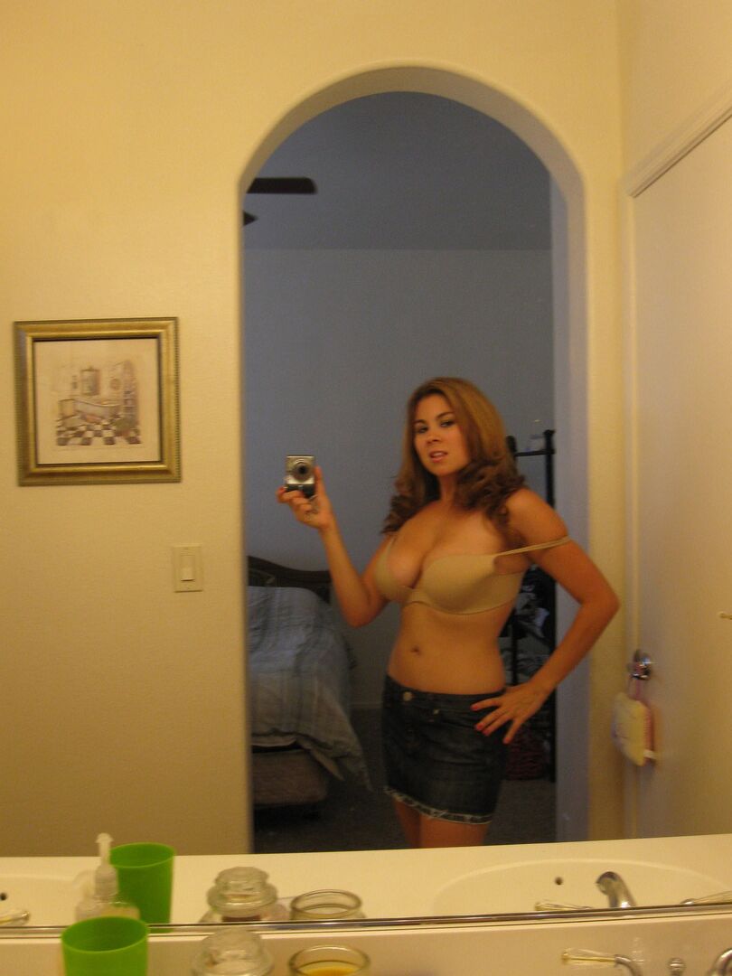 12P Busty Mai se toma fotos en el espejo del baño de sus enormes tetas reales