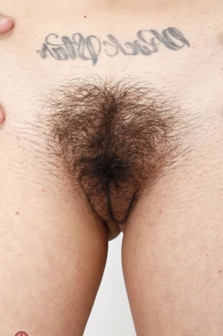 21P Latina amateur Penelope Reed desnudándose y provocando con su coño peludo
