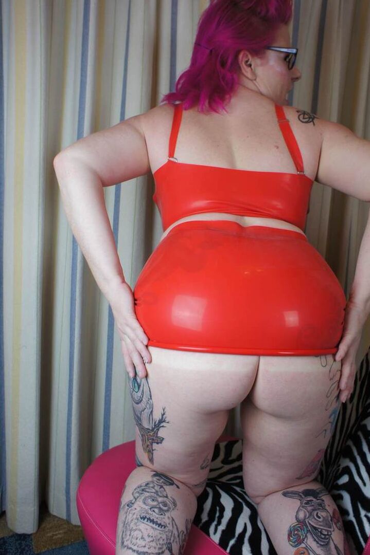 16P La modelo amateur Mollie Foxxx pierde sus grandes tetas y su trasero con ropa de látex