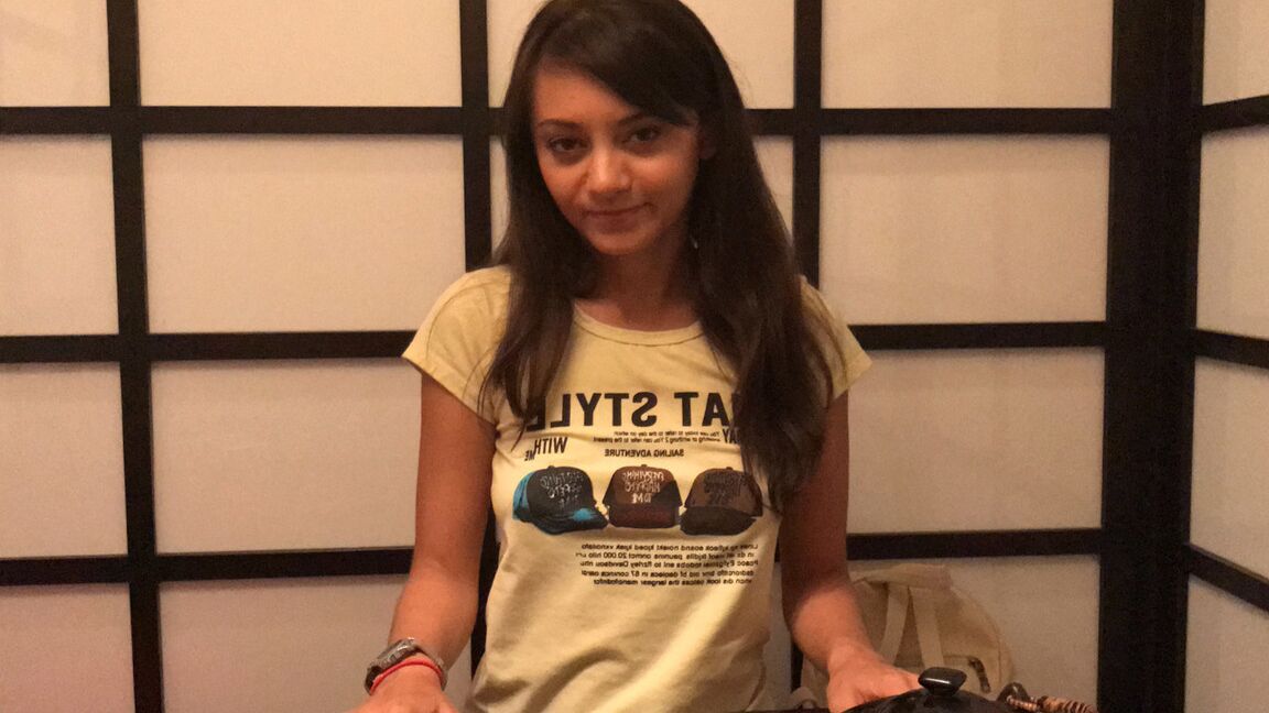 15P Jovem asiática transando com um turista sexual em ação POV hardcore