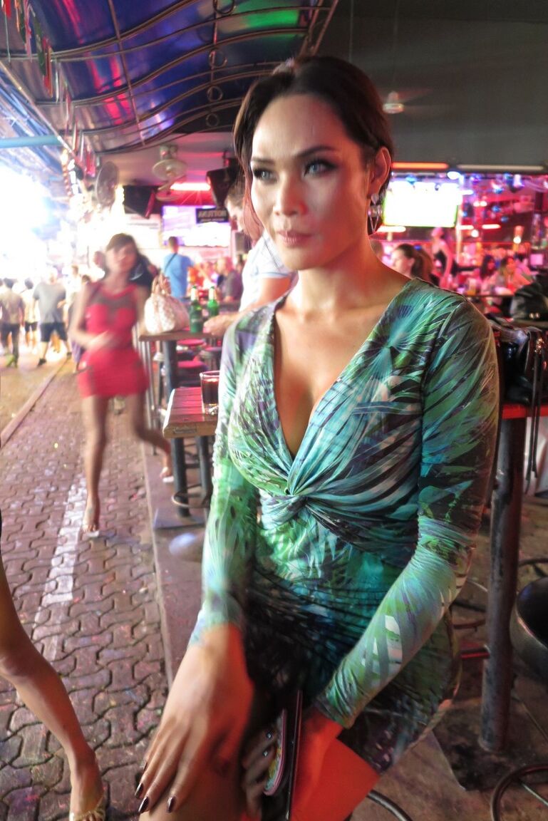 18P Ladyboys asiáticas de piernas largas salen a la ciudad donde fácilmente pasan por mujeres