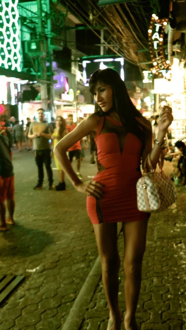 18P Ladyboys asiáticas de piernas largas salen a la ciudad donde fácilmente pasan por mujeres