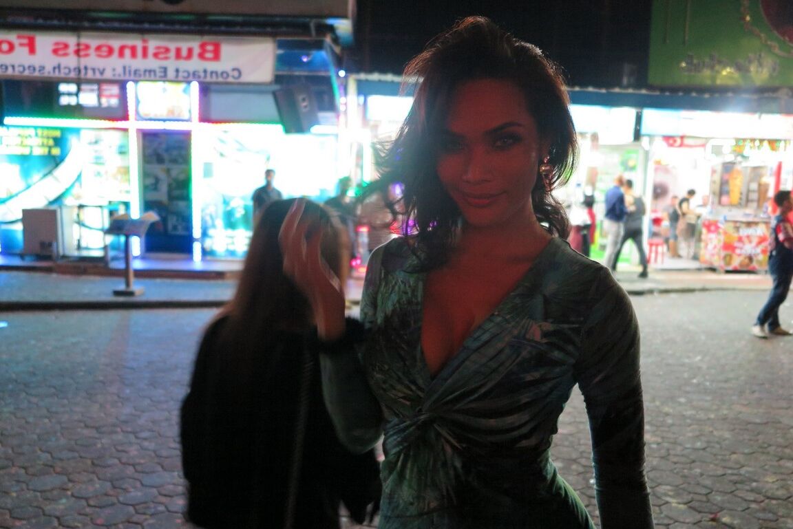 18P Ladyboys asiáticas de piernas largas salen a la ciudad donde fácilmente pasan por mujeres