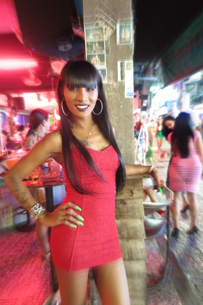18P Ladyboys asiáticas de piernas largas salen a la ciudad donde fácilmente pasan por mujeres