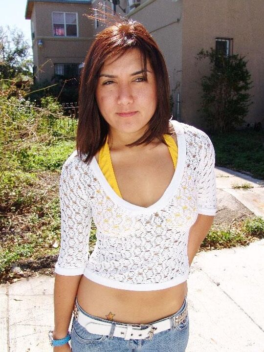 11P La jolie Latina Vivi se fait asperger ses seins naturels d'une charge chaude