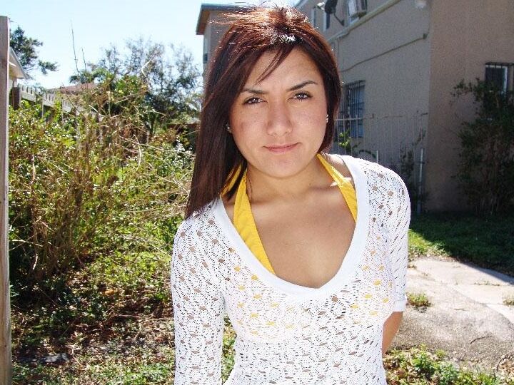 11P La jolie Latina Vivi se fait asperger ses seins naturels d'une charge chaude