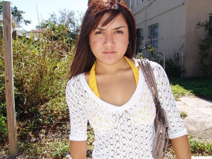 11P La jolie Latina Vivi se fait asperger ses seins naturels d'une charge chaude