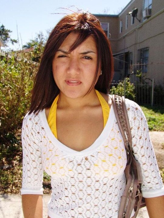11P La jolie Latina Vivi se fait asperger ses seins naturels d'une charge chaude