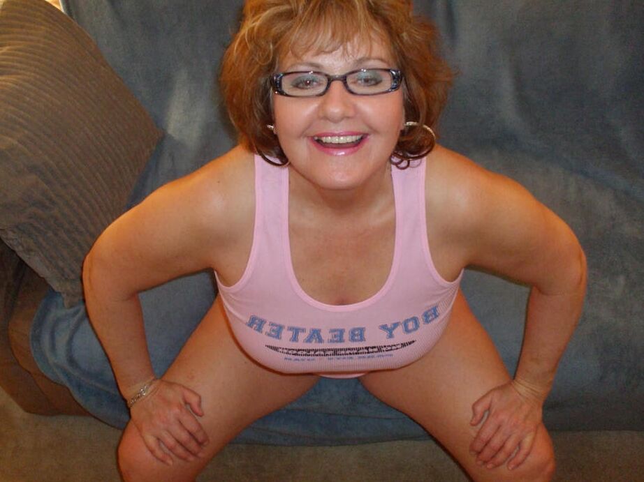 20P Madura Busty Bliss desnuda sus tetas antes de recibir una corrida en el estómago