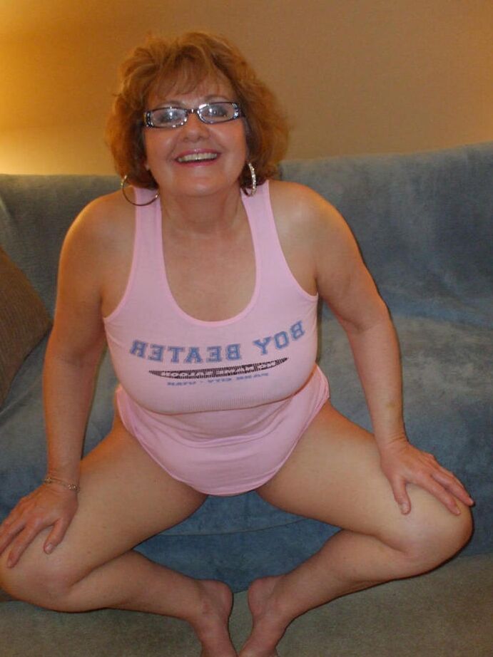 20P Madura Busty Bliss desnuda sus tetas antes de recibir una corrida en el estómago