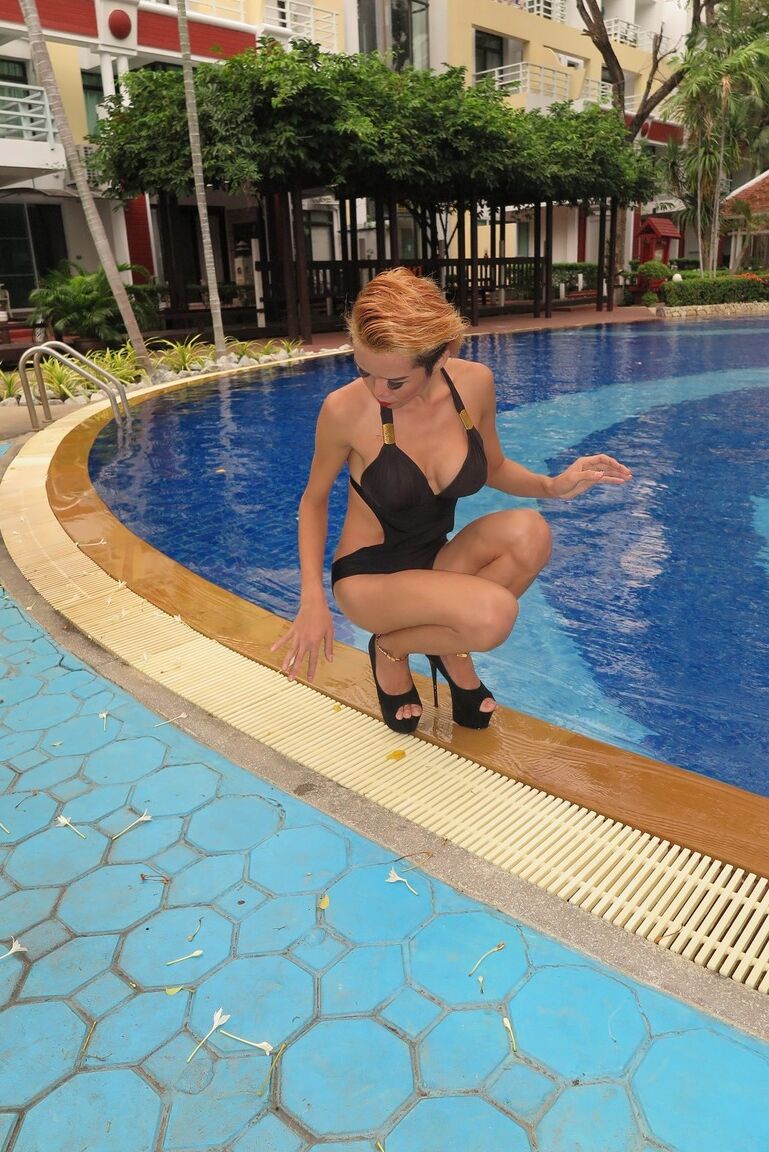 17P Short haired amateur Dow slips out of her swimsuit for hot stroking in heels