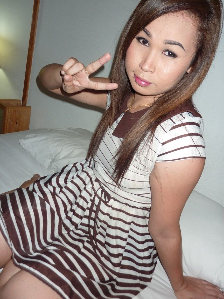 17P Ladyboy asiatique Orair récupérée pour une photo de nu dans la chambre d'hôtel