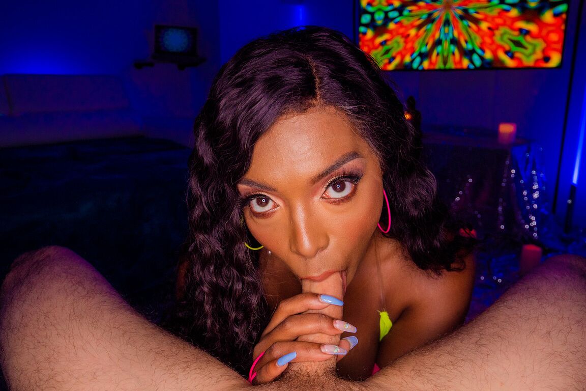 15P Daya Knight, une jeune noire bien roulée, fait l'amour en POV avec une longue bite blanche.