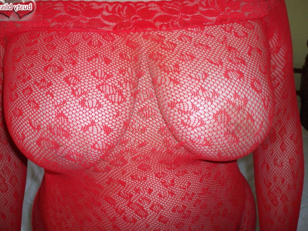 Die 16P reife Amateurin Busty Bliss modelliert hauchdünne Dessous, bevor sie an einem Schwanz zieht