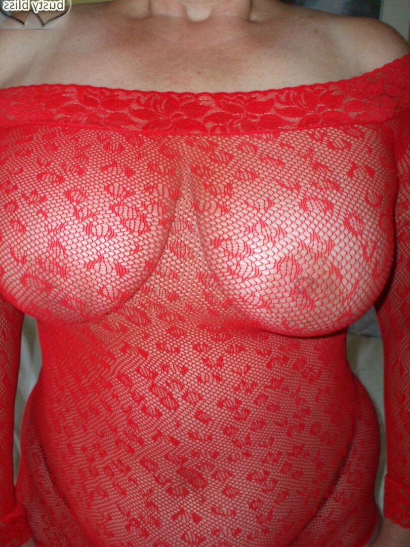 Die 16P reife Amateurin Busty Bliss modelliert hauchdünne Dessous, bevor sie an einem Schwanz zieht